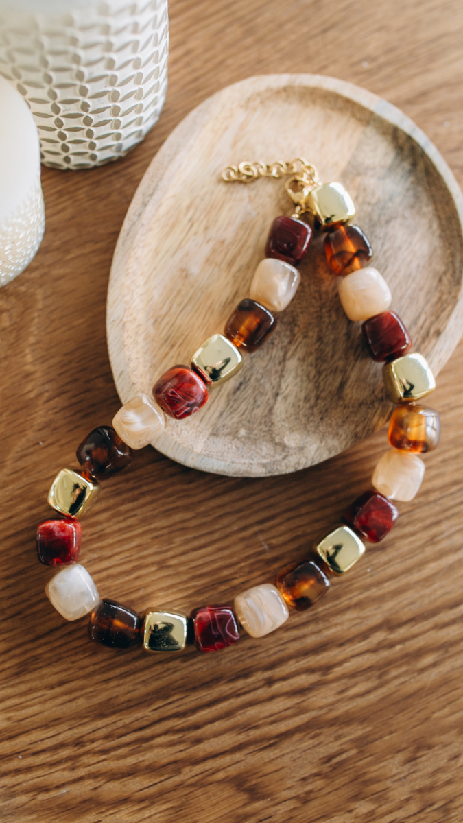 Esquema Collar de cuentas cúbicas irregulares de resina Esquema Collar de cuentas cúbicas irregulares de resina