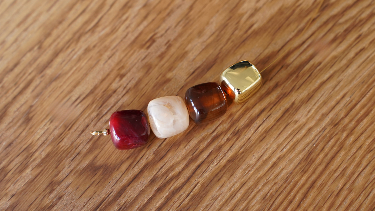 Collar de cuentas cúbicas irregulares de resina : Paso 3 Collar de cuentas cúbicas irregulares de resina : Paso 3