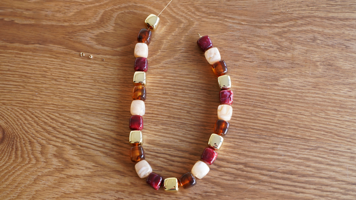 Collar de cuentas cúbicas irregulares de resina : Paso 4 Collar de cuentas cúbicas irregulares de resina : Paso 4