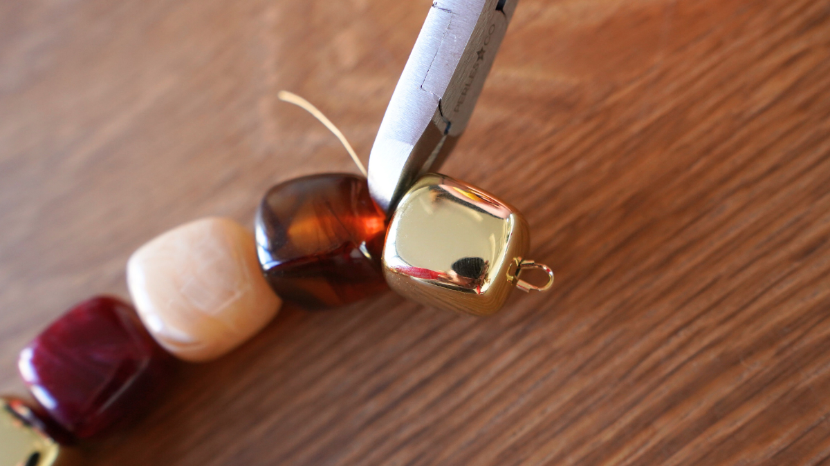 Collar de cuentas cúbicas irregulares de resina : Paso 6 Collar de cuentas cúbicas irregulares de resina : Paso 6