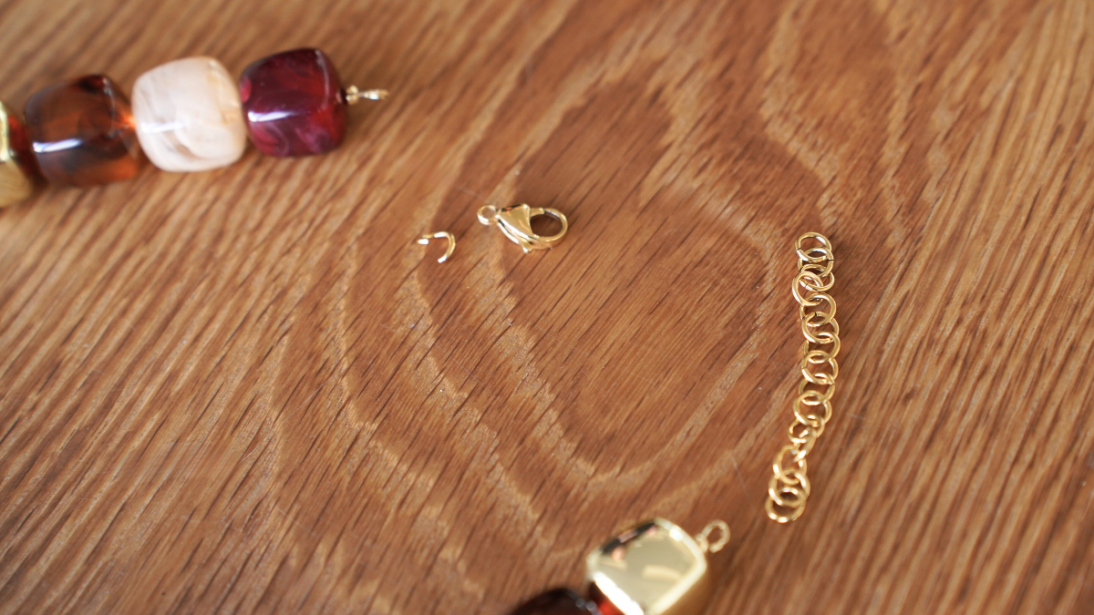 Collar de cuentas cúbicas irregulares de resina : Paso 7 Collar de cuentas cúbicas irregulares de resina : Paso 7