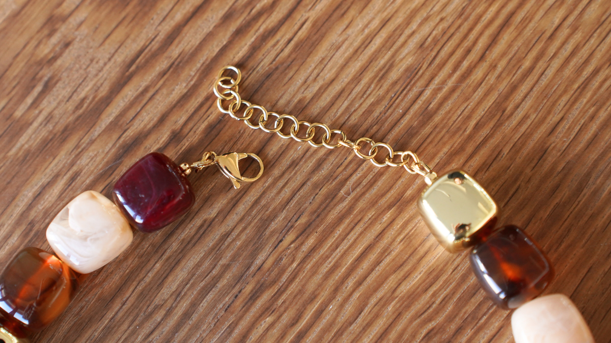 Collar de cuentas cúbicas irregulares de resina : Paso 8 Collar de cuentas cúbicas irregulares de resina : Paso 8