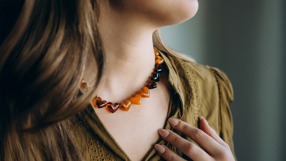 Collier perles cœur en résine Collier perles cœur en résine