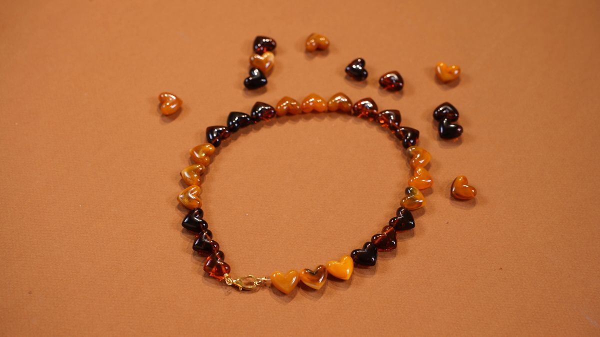 Collar de cuentas de resina en forma de corazón : Paso 4