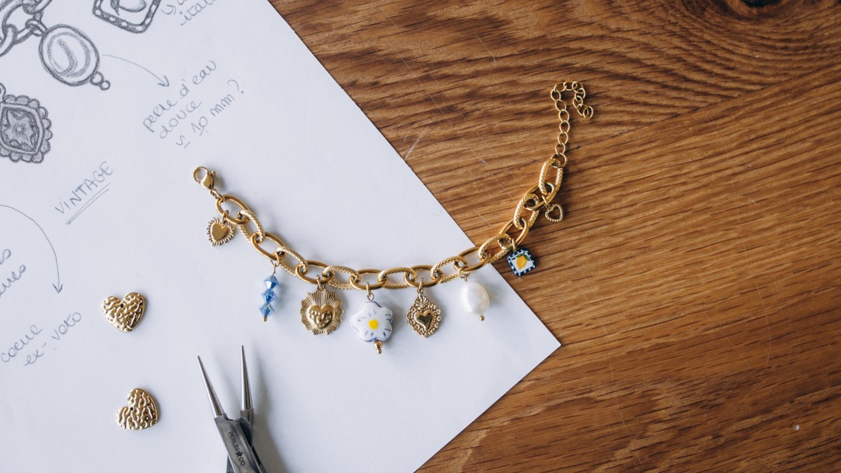 Bracelet charms DIY en acier inoxydable doré avec perles bleues et blanches Bracelet charms DIY en acier inoxydable doré avec perles bleues et blanches