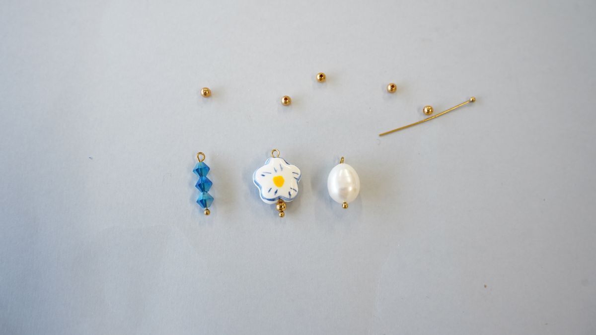 Pulsera DIY de acero inoxidable chapado en oro con cuentas azules y blancas : Paso 2