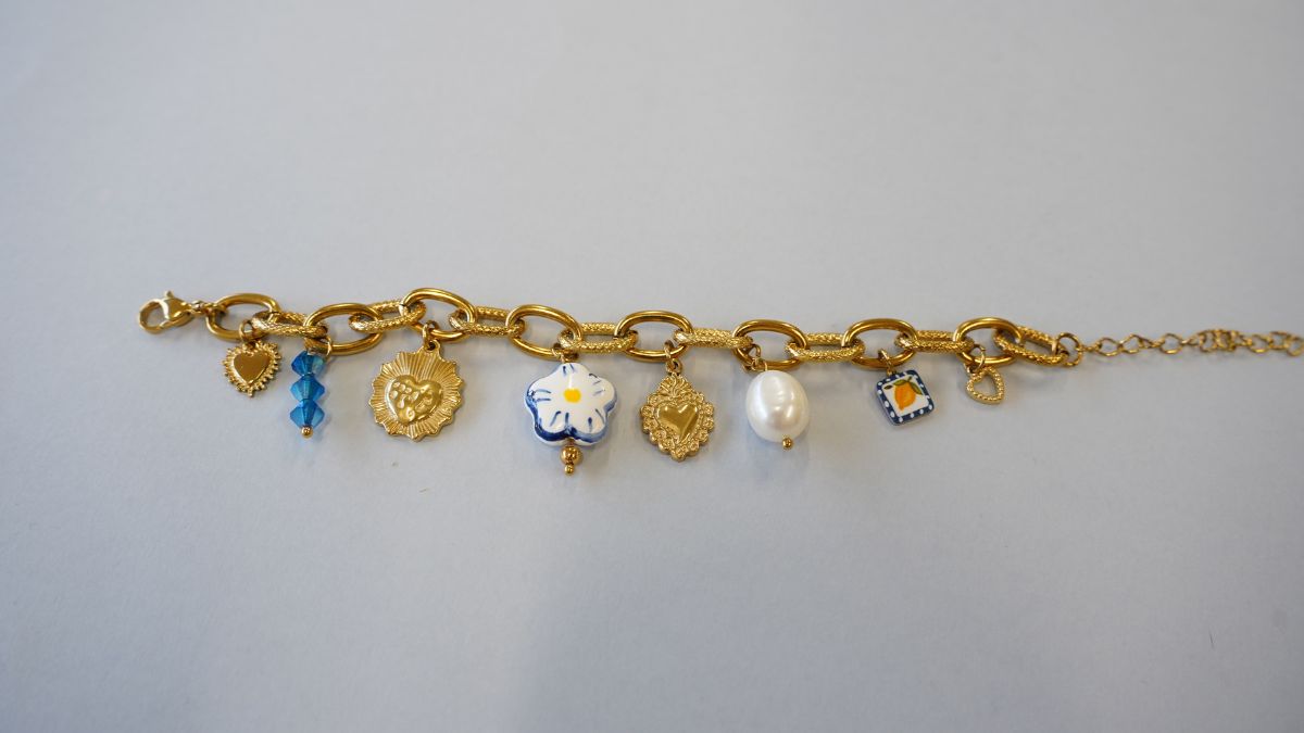 Pulsera DIY de acero inoxidable chapado en oro con cuentas azules y blancas : Paso 3