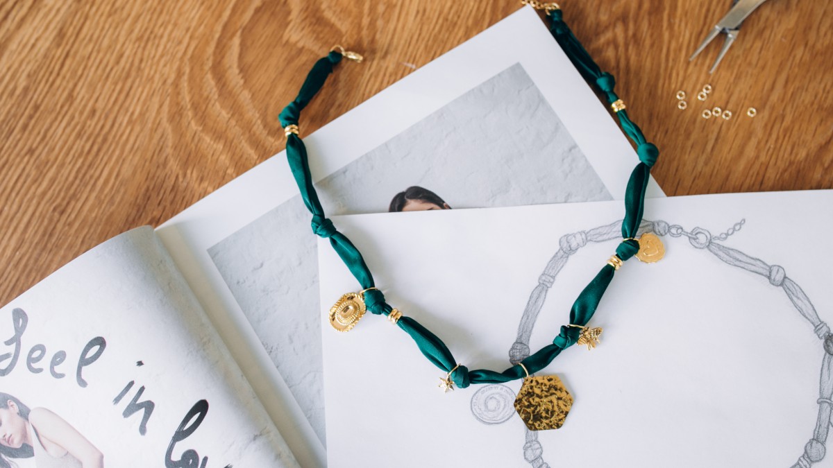 Gargantilla de tela verde bosque con Dijes Dorados