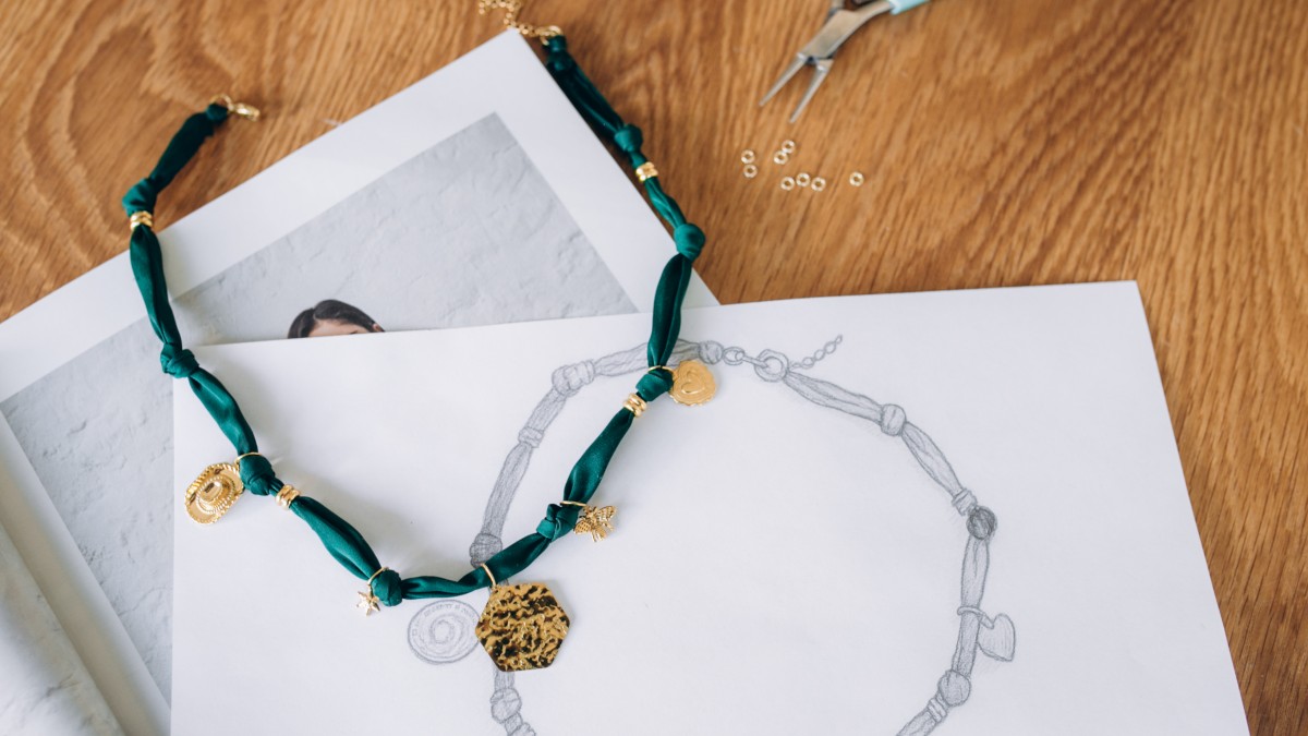 Esquema Gargantilla de tela verde bosque con Dijes Dorados