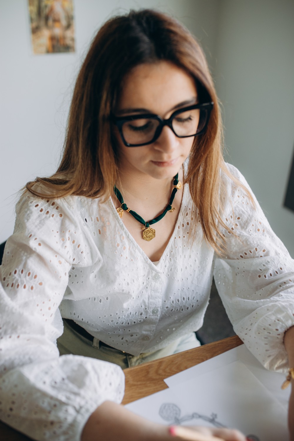 Gargantilla de tela verde bosque con Dijes Dorados