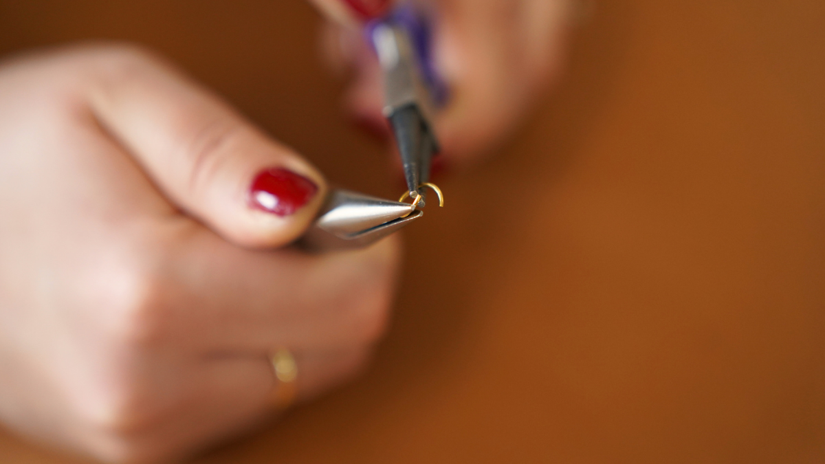Gargantilla de tela verde bosque con Dijes Dorados : Paso 2