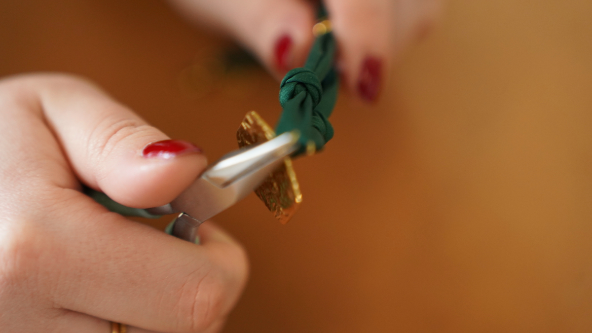 Gargantilla de tela verde bosque con Dijes Dorados : Paso 3