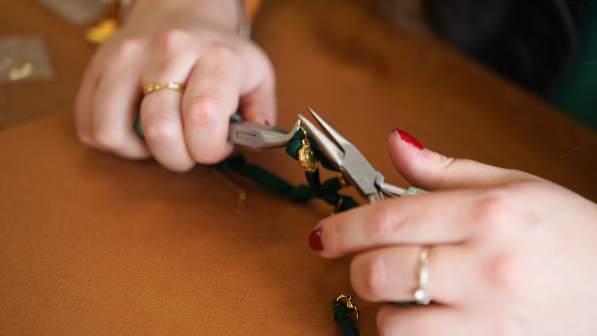 Gargantilla de tela verde bosque con Dijes Dorados : Paso 4