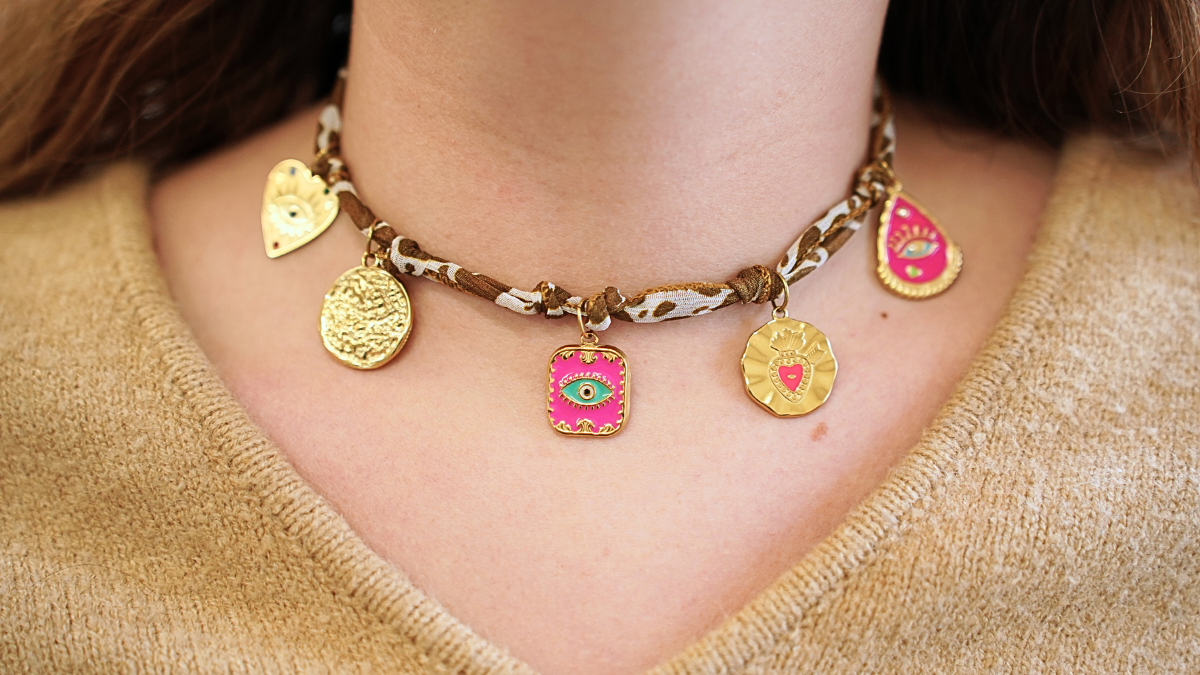 Cinta de seda con motivo de vaca y Dijes Dorados