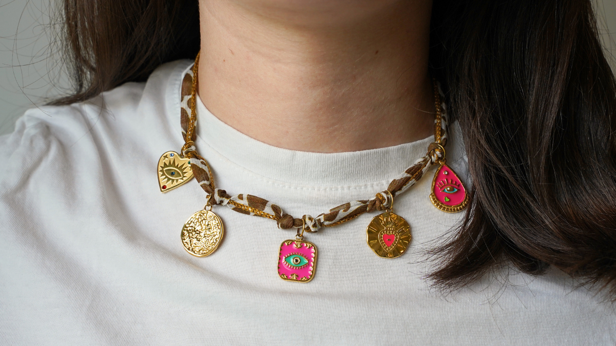 Esquema Cinta de seda con motivo de vaca y Dijes Dorados