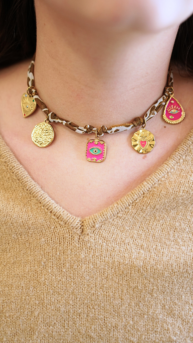 Esquema Cinta de seda con motivo de vaca y Dijes Dorados Esquema Cinta de seda con motivo de vaca y Dijes Dorados