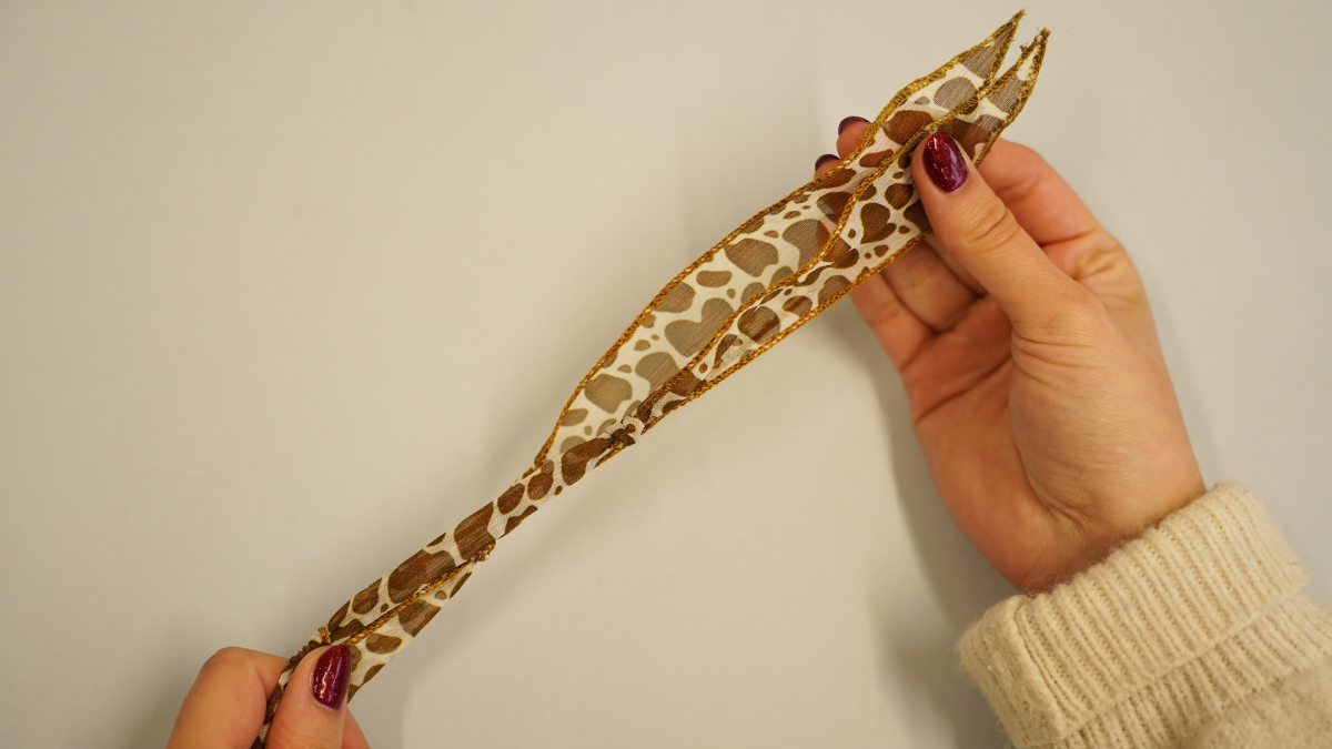 Cinta de seda con motivo de vaca y Dijes Dorados : Paso 1 Cinta de seda con motivo de vaca y Dijes Dorados : Paso 1