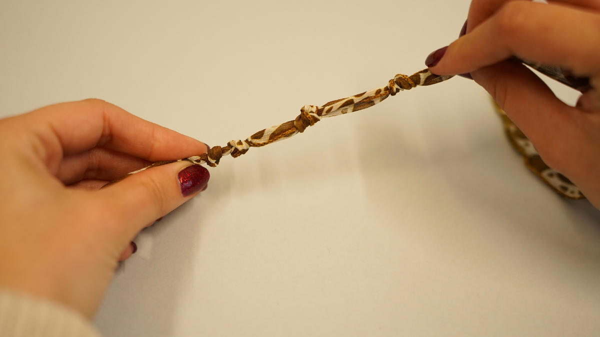 Cinta de seda con motivo de vaca y Dijes Dorados : Paso 2 Cinta de seda con motivo de vaca y Dijes Dorados : Paso 2