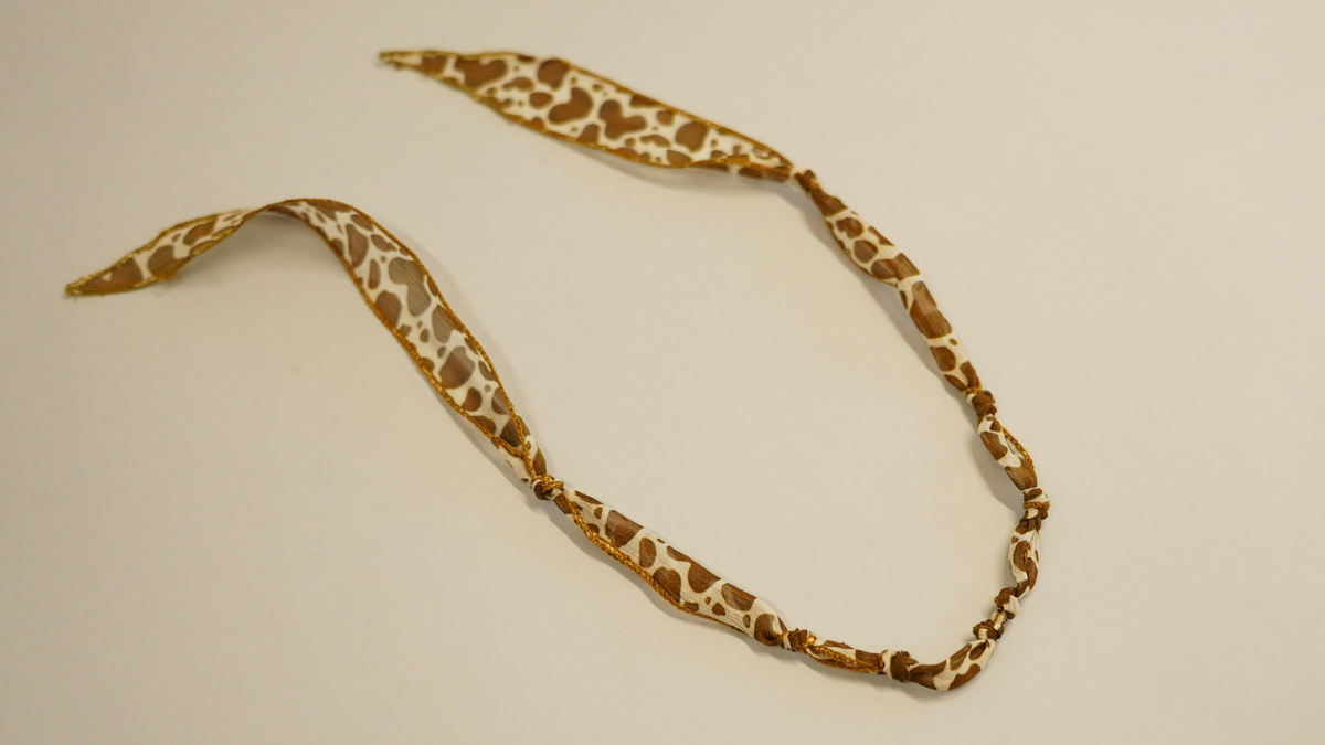 Cinta de seda con motivo de vaca y Dijes Dorados : Paso 3 Cinta de seda con motivo de vaca y Dijes Dorados : Paso 3