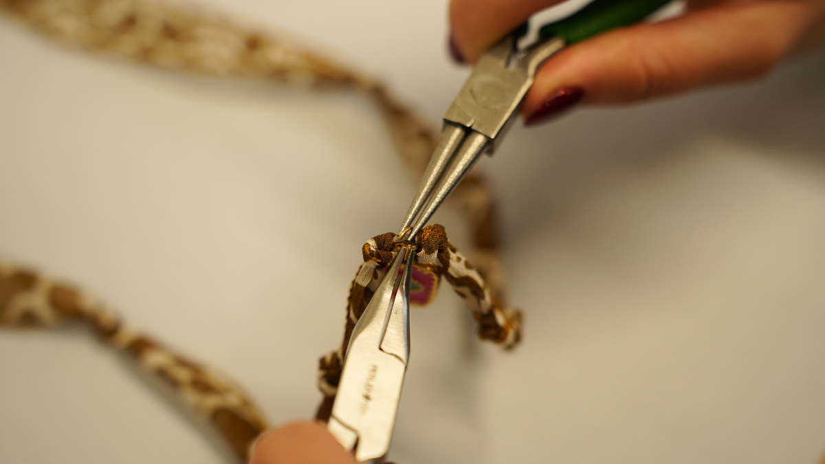 Cinta de seda con motivo de vaca y Dijes Dorados : Paso 4 Cinta de seda con motivo de vaca y Dijes Dorados : Paso 4