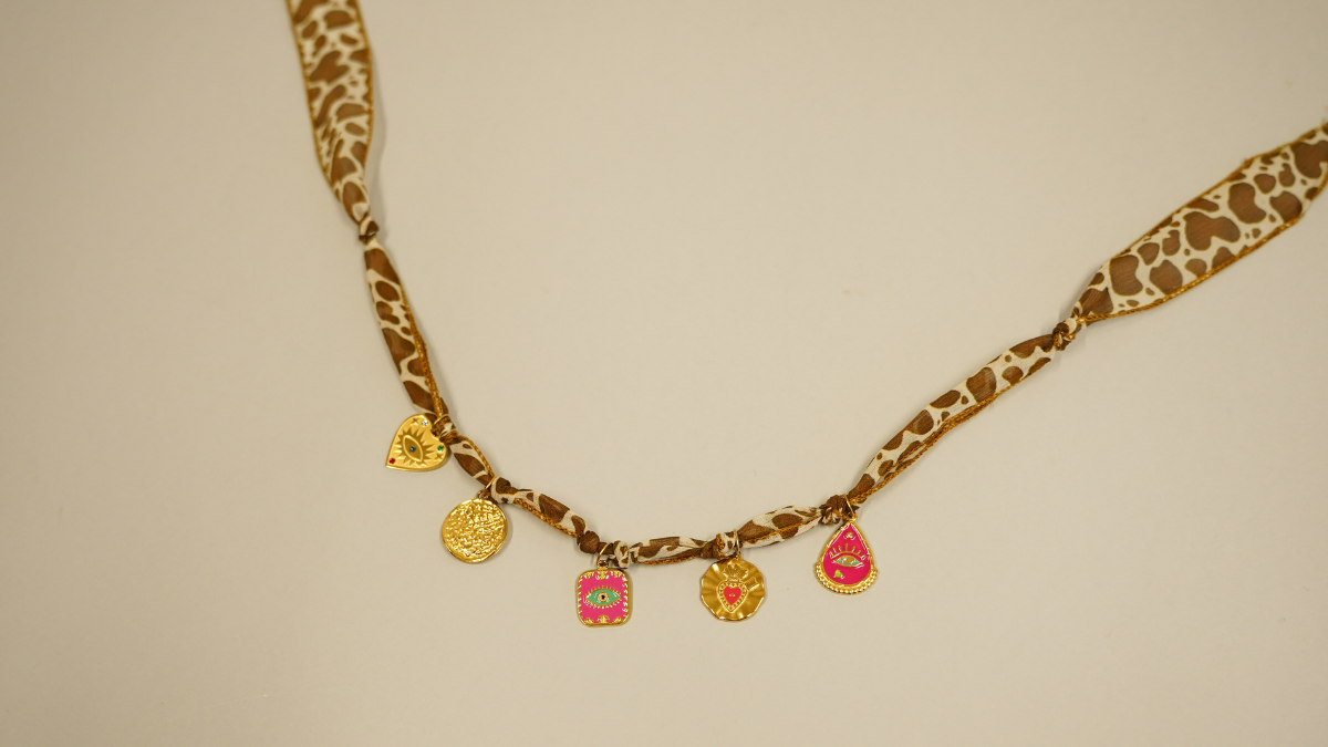 Cinta de seda con motivo de vaca y Dijes Dorados : Paso 5 Cinta de seda con motivo de vaca y Dijes Dorados : Paso 5