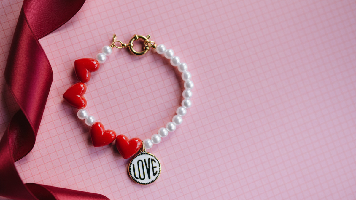 DIY bracelet Saint-Valentin avec cœurs rouges et perles nacrées