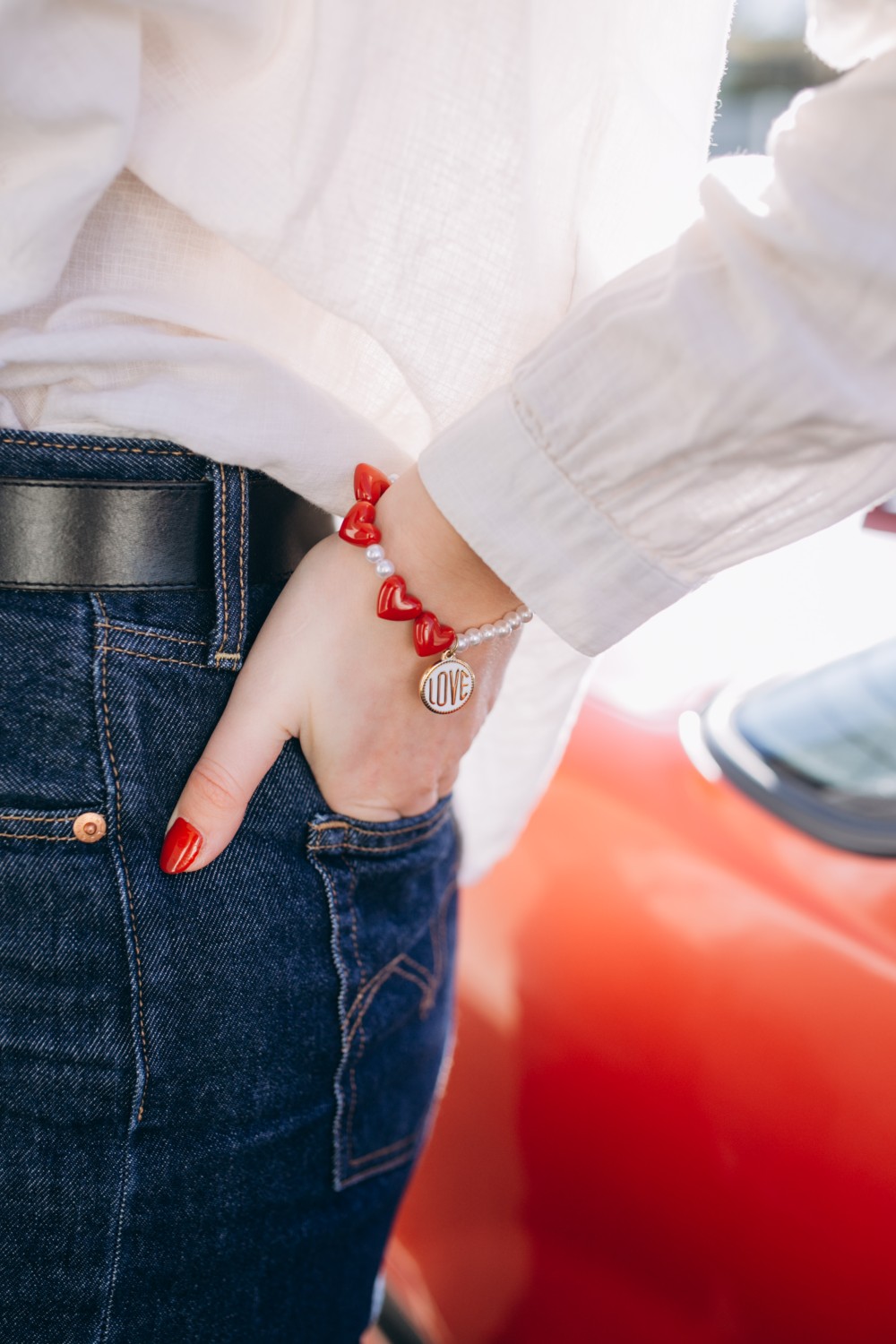 DIY Pulsera de San Valentín con corazones rojos y cuentas nacaradas
