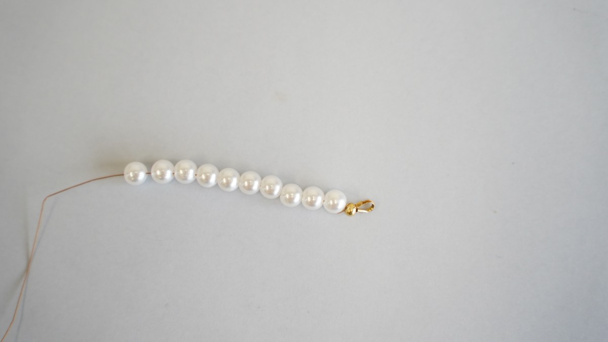 DIY Pulsera de San Valentín con corazones rojos y cuentas nacaradas : Paso 1