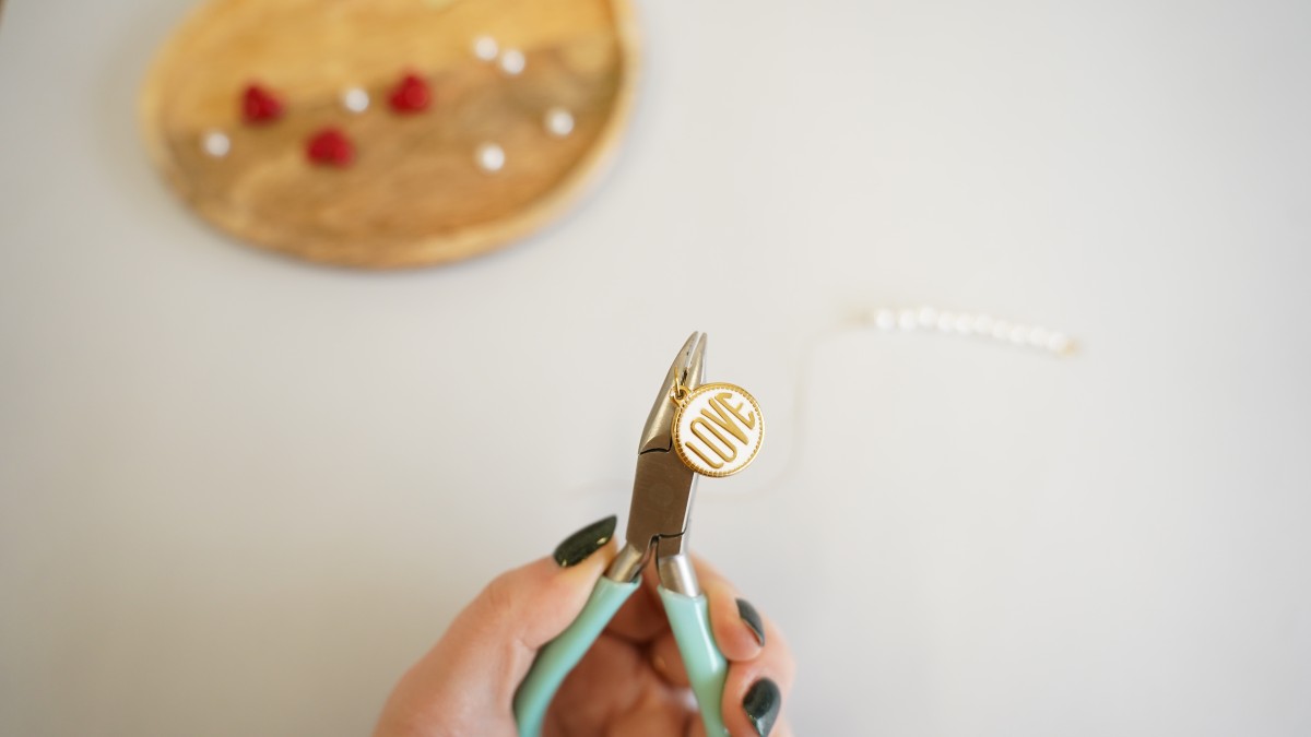 DIY Pulsera de San Valentín con corazones rojos y cuentas nacaradas : Paso 2