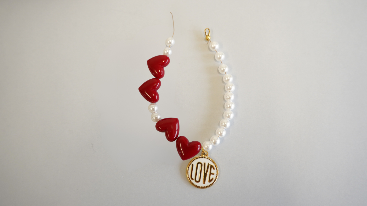 DIY Pulsera de San Valentín con corazones rojos y cuentas nacaradas : Paso 3