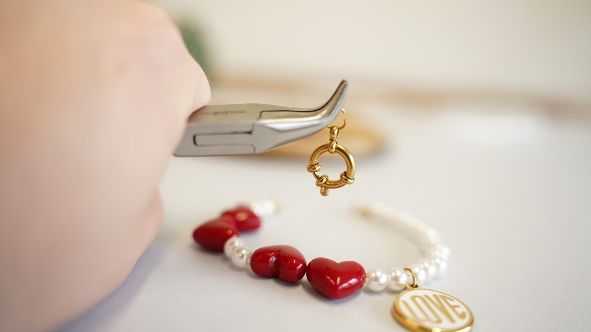 DIY Pulsera de San Valentín con corazones rojos y cuentas nacaradas : Paso 5