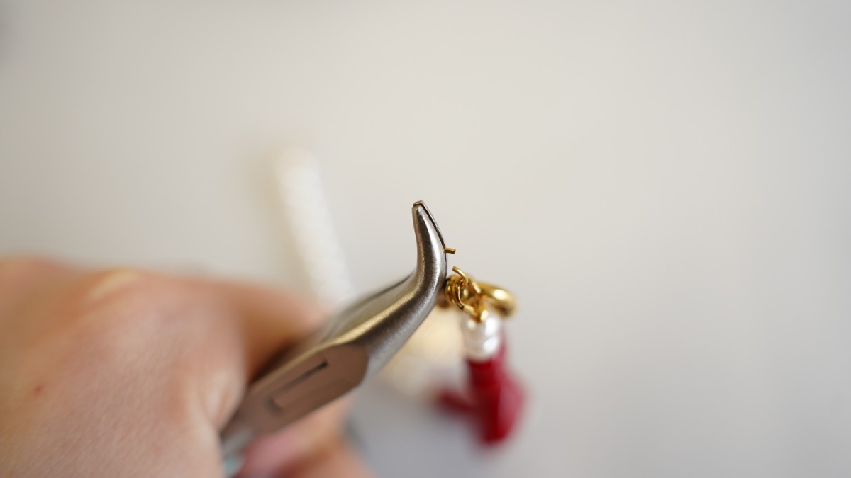 DIY Pulsera de San Valentín con corazones rojos y cuentas nacaradas : Paso 6