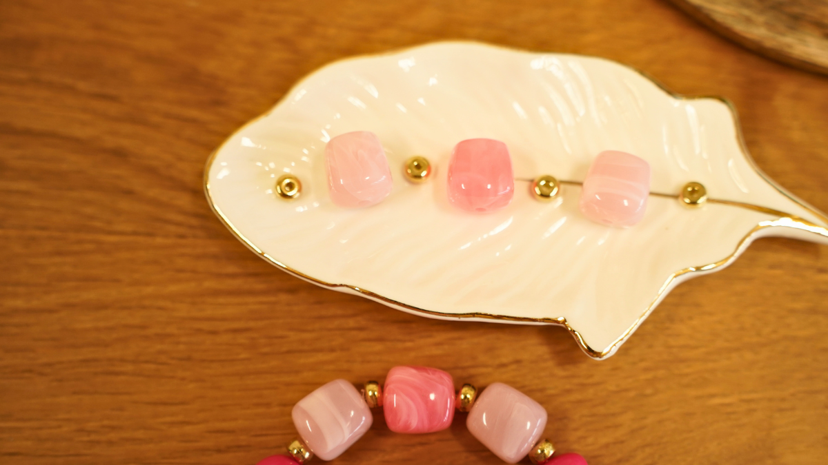 DIY Pulsera elástica con cuentas rosas : Paso 2