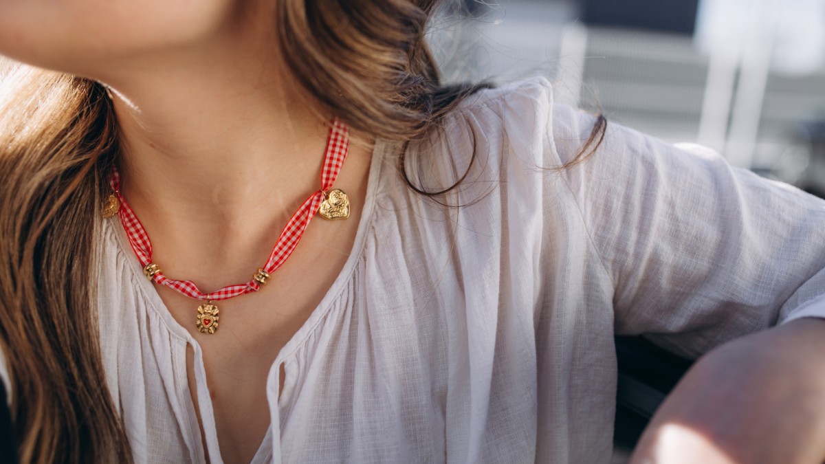 Collier ruban Vichy et breloques coeurs