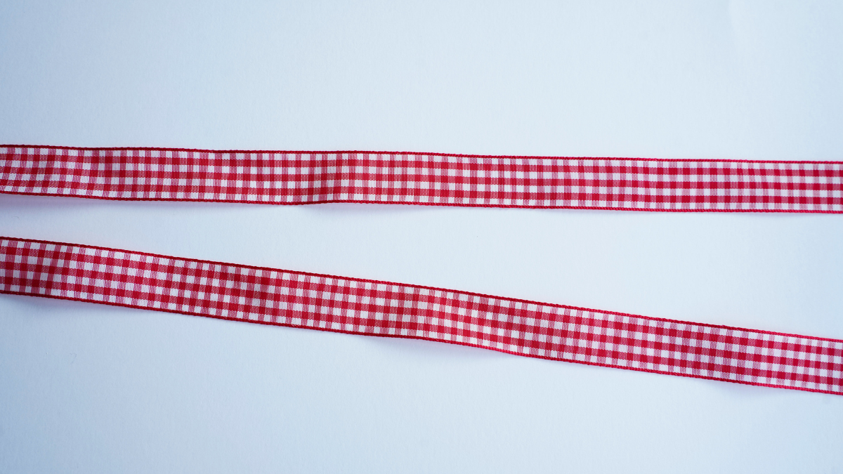 Collar de cinta guinga con Dijes de corazón : Paso 1