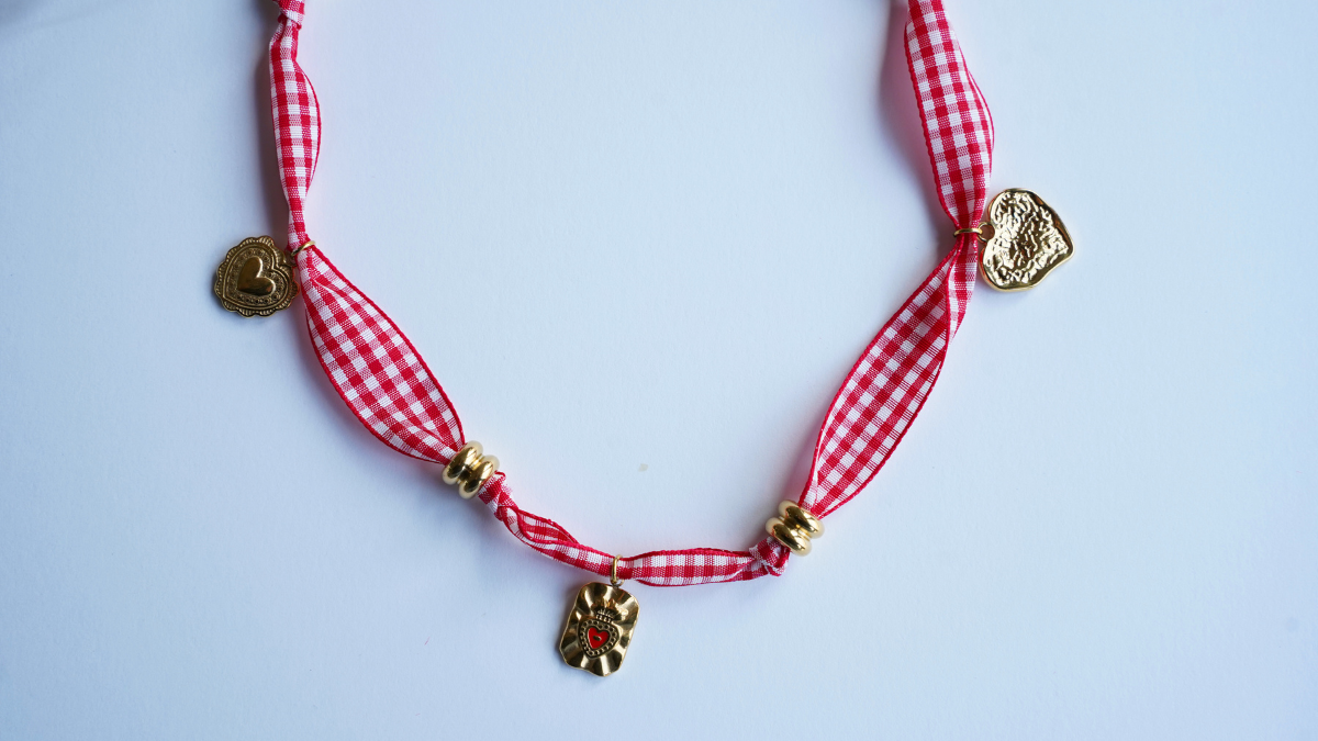 Collar de cinta guinga con Dijes de corazón : Paso 4