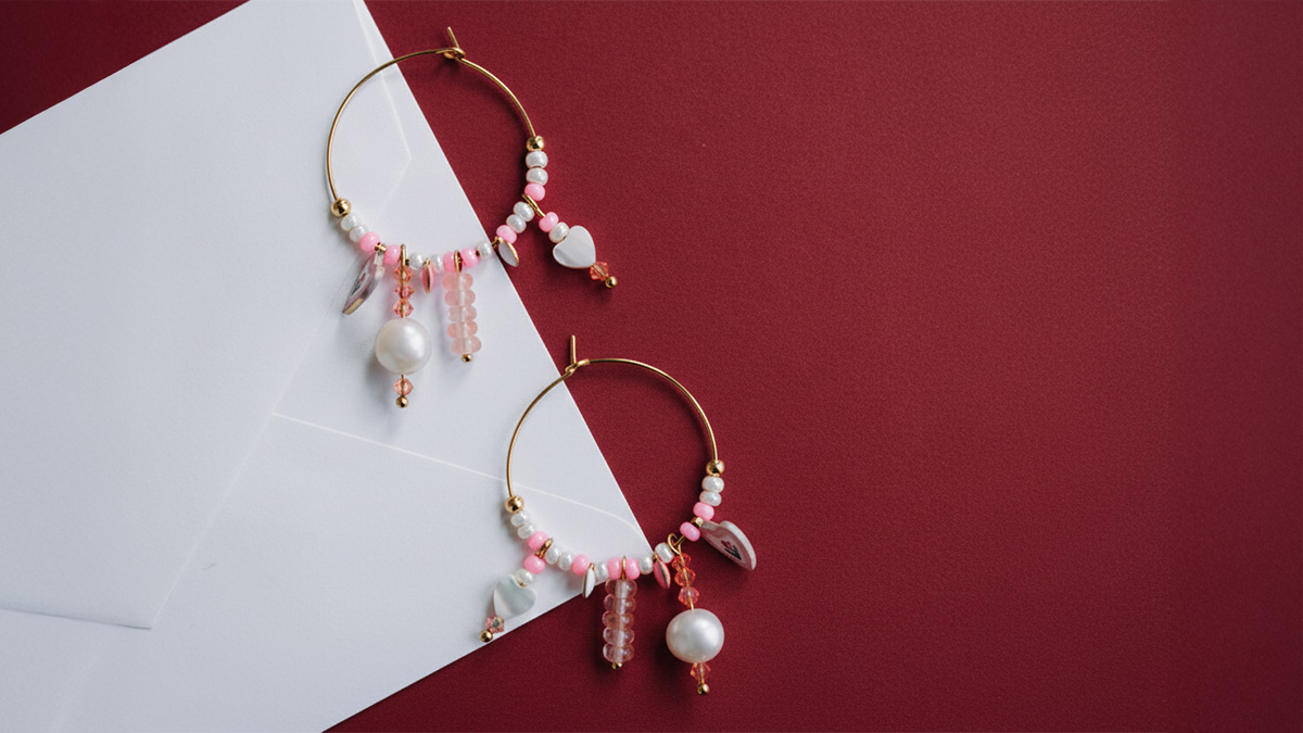 DIY: crea Pendientes de aro con dijes de corazón y perlas Preciosa