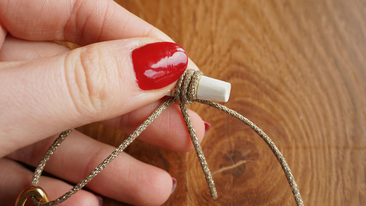 Dúo de pulseras de cordón y malla azul marino : Paso 4