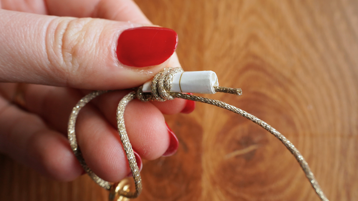 Dúo de pulseras de cordón y malla azul marino : Paso 5