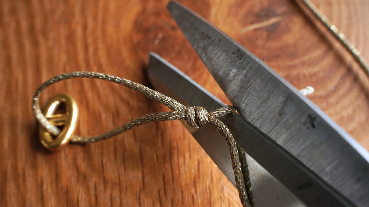 Dúo de pulseras de cordón y malla azul marino : Paso 6