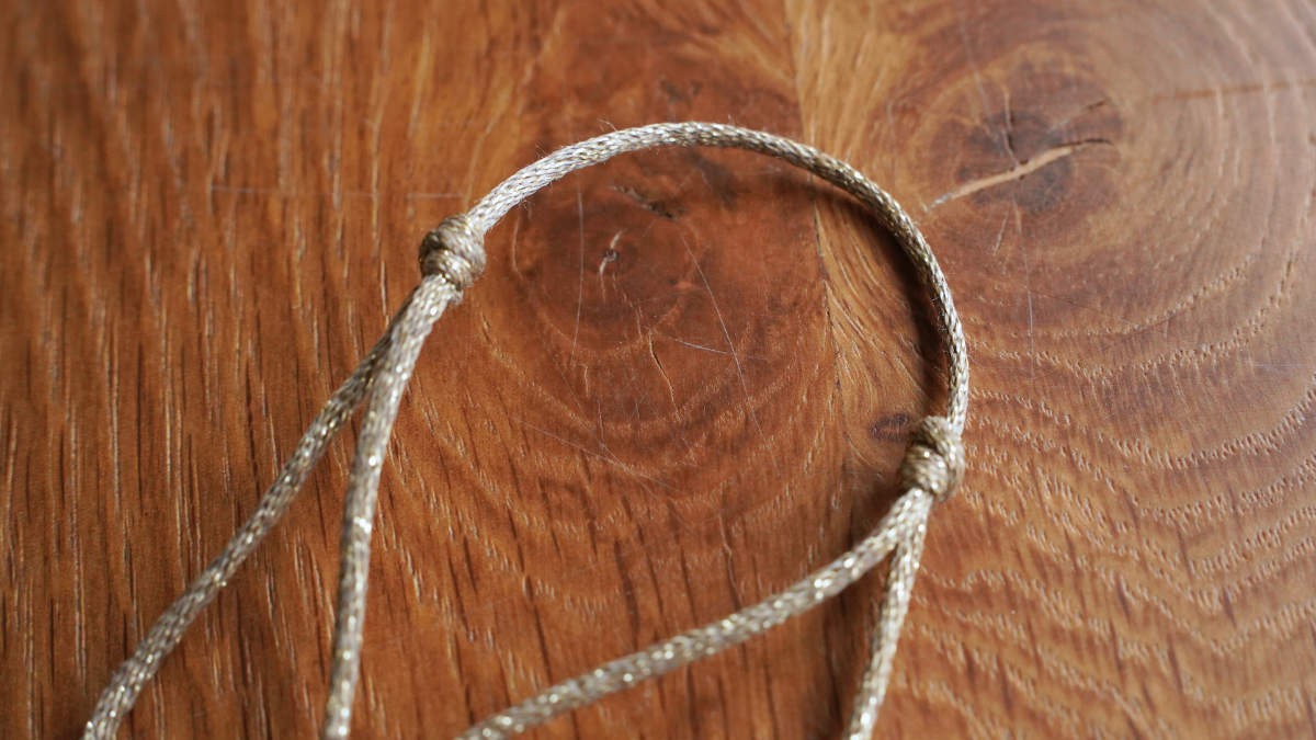 Dúo de pulseras de cordón y malla azul marino : Paso 8