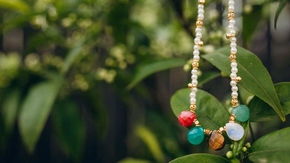 Esquema Collar con colgante de piedras preciosas y nácar