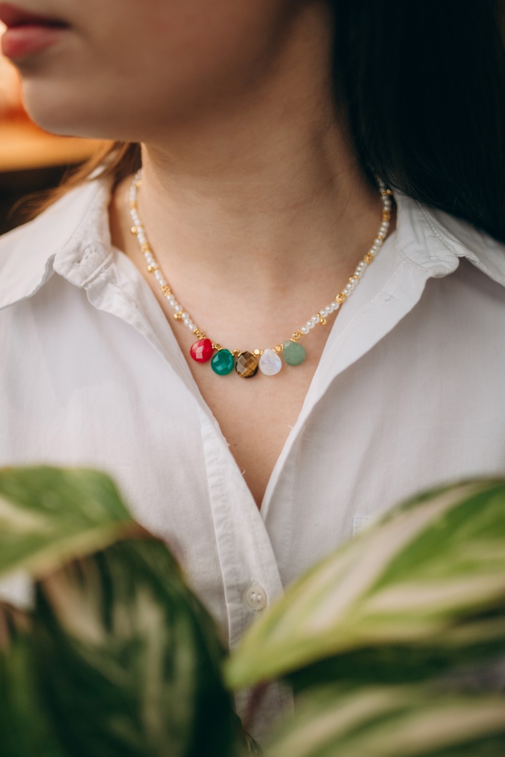 Esquema Collar con colgante de piedras preciosas y nácar