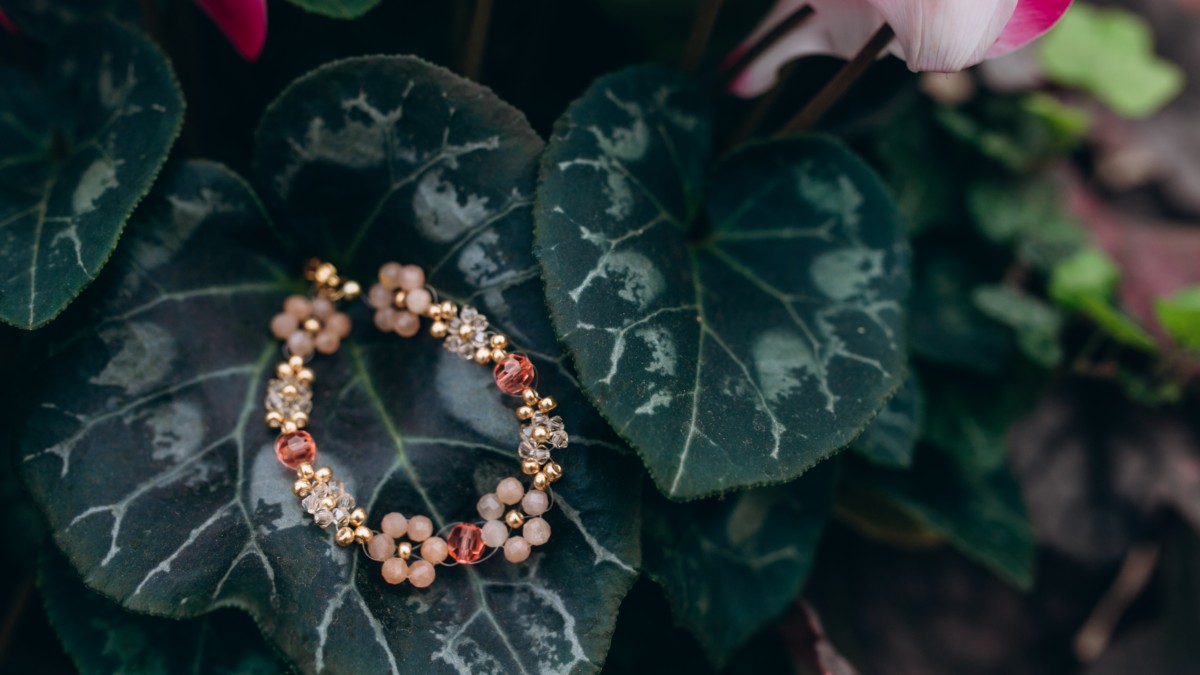 Preciosa pulsera de piedras preciosas y flor de peonza