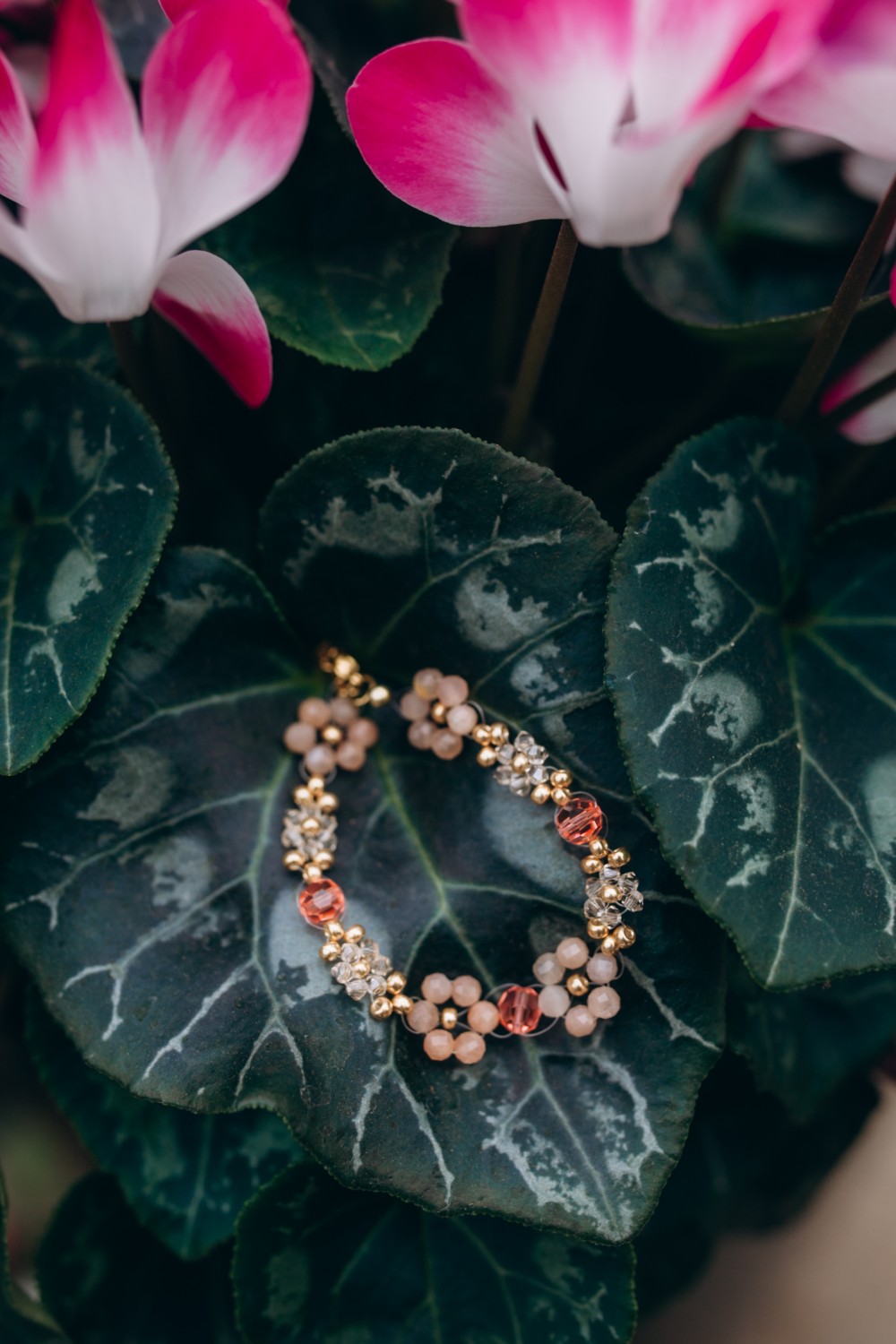 Esquema Preciosa pulsera de piedras preciosas y flor de peonza