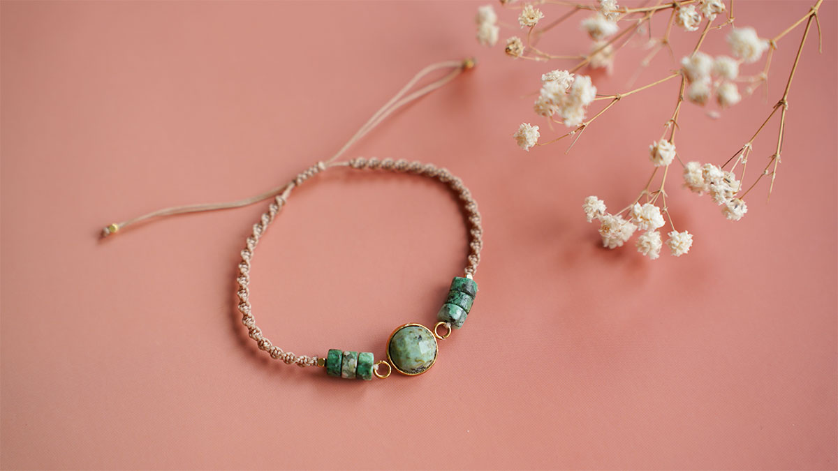 Esquema Pulsera de micro macramé y turquesa africana