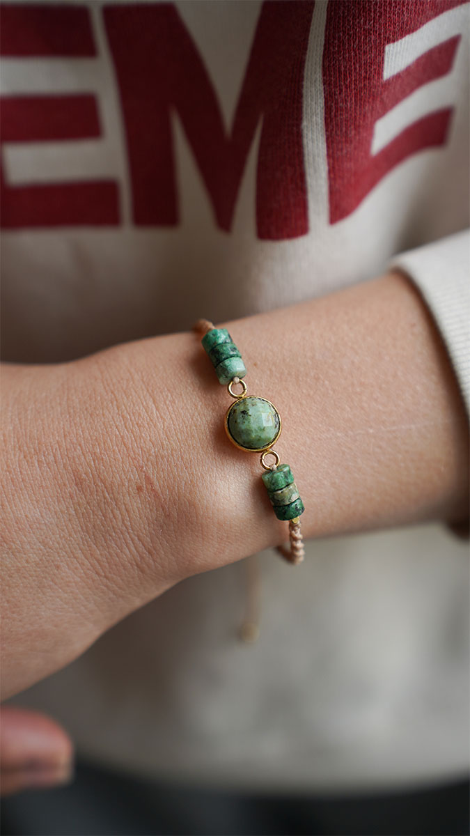 Esquema Pulsera de micro macramé y turquesa africana