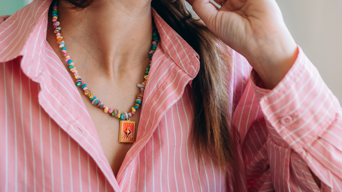 Esquema Collar de perlas multicolores y colgante de acero inoxidable