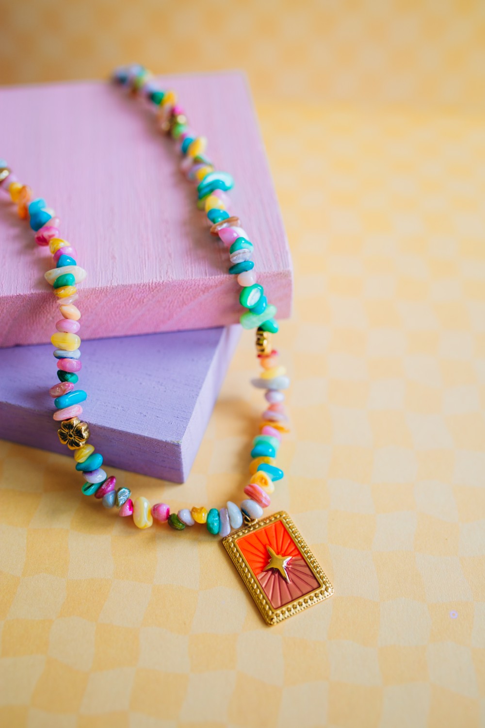 Esquema Collar de perlas multicolores y colgante de acero inoxidable