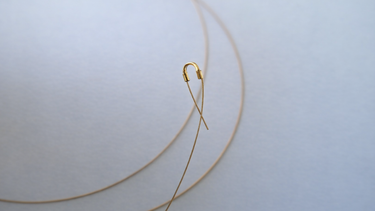 Collar de perlas multicolores y colgante de acero inoxidable : Paso 1